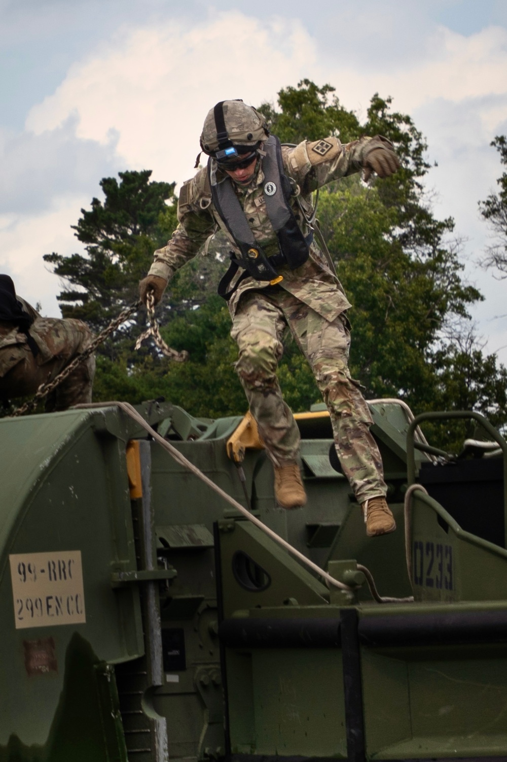Army Reserve Soldier Connects A Bay