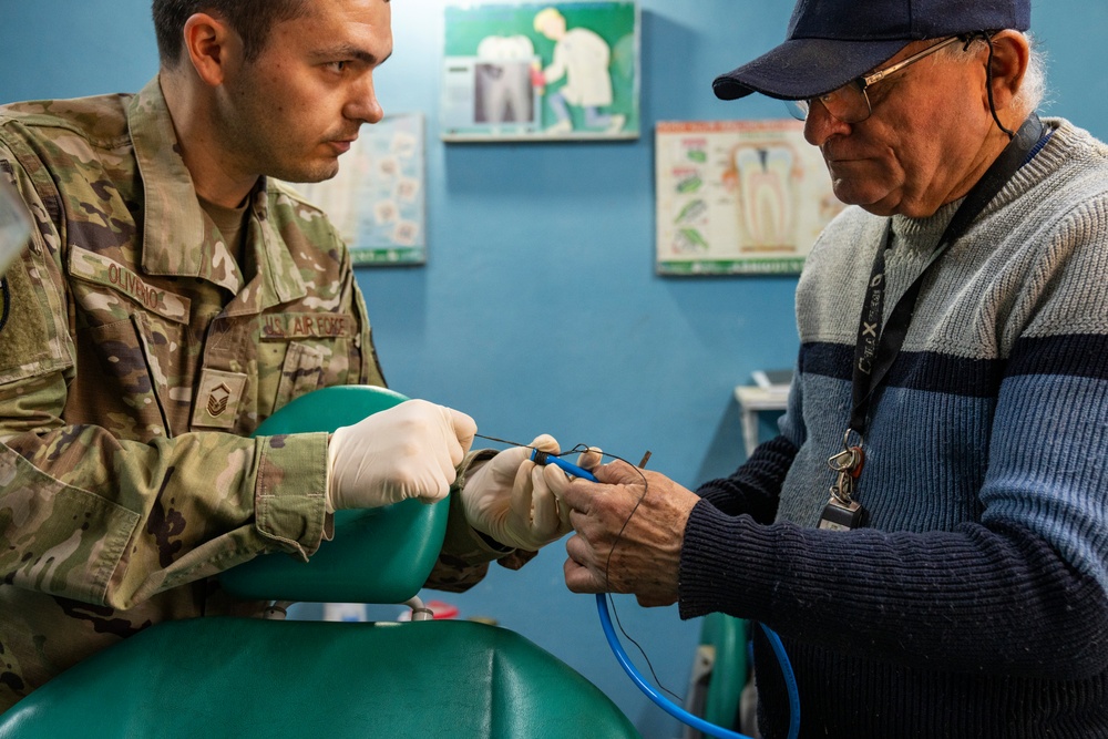 BMET team keeps Paraguayan dental clinics running during Amistad 2025