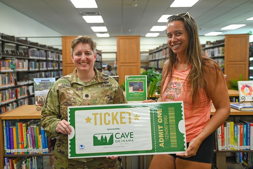 Torii Library Gives an Award to Bookworms