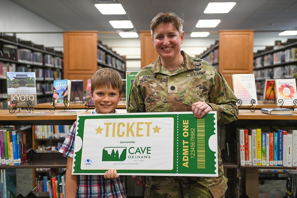 Torii Library Gives an Award to Bookworms