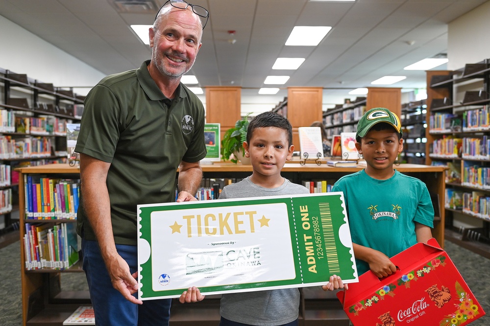 Torii Library Gives an Award to Bookworms