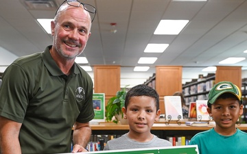 Torii Library Gives an Award to Bookworms