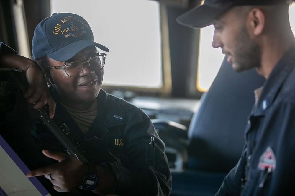 USS Mitscher (DDG 57) junior officers conduct training in ship's bridge