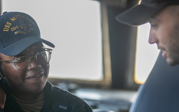 USS Mitscher (DDG 57) junior officers conduct training in ship's bridge