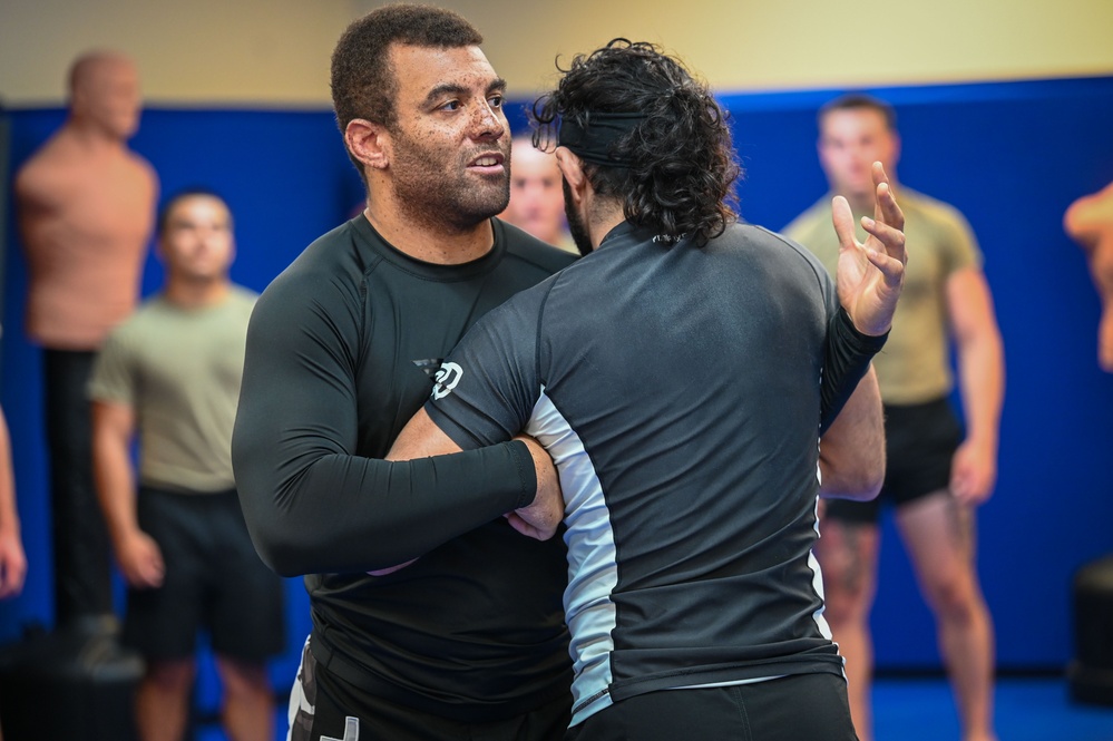 Special Warfare trainees combatives practice