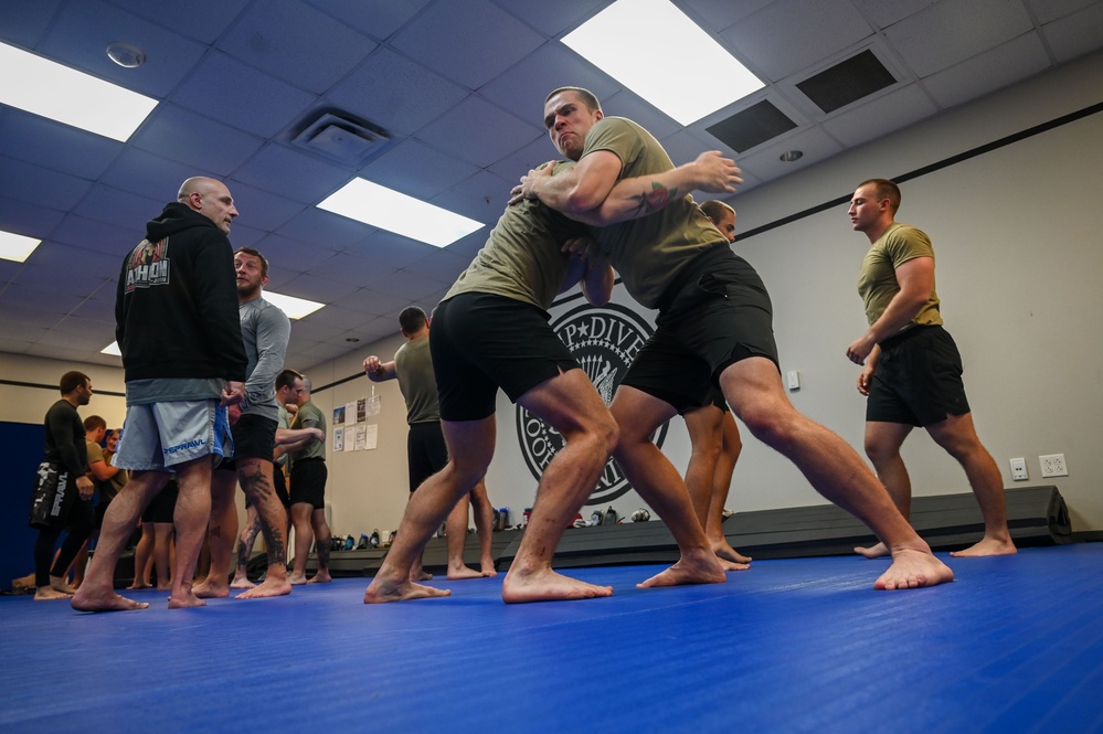 Special Warfare trainees practice combatives