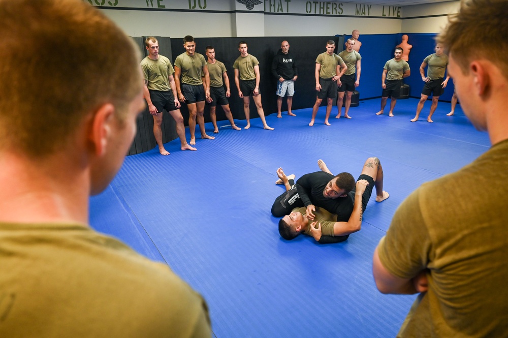 Special Warfare trainees practice combatives