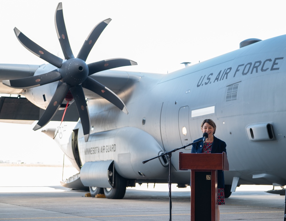 Sen. Klobuchar and Sen. Smith visit the 133rd Airlift Wing