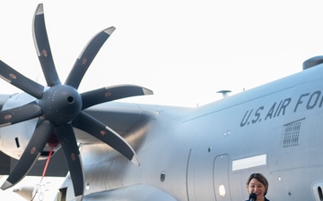 Sen. Klobuchar and Sen. Smith visit the 133rd Airlift Wing
