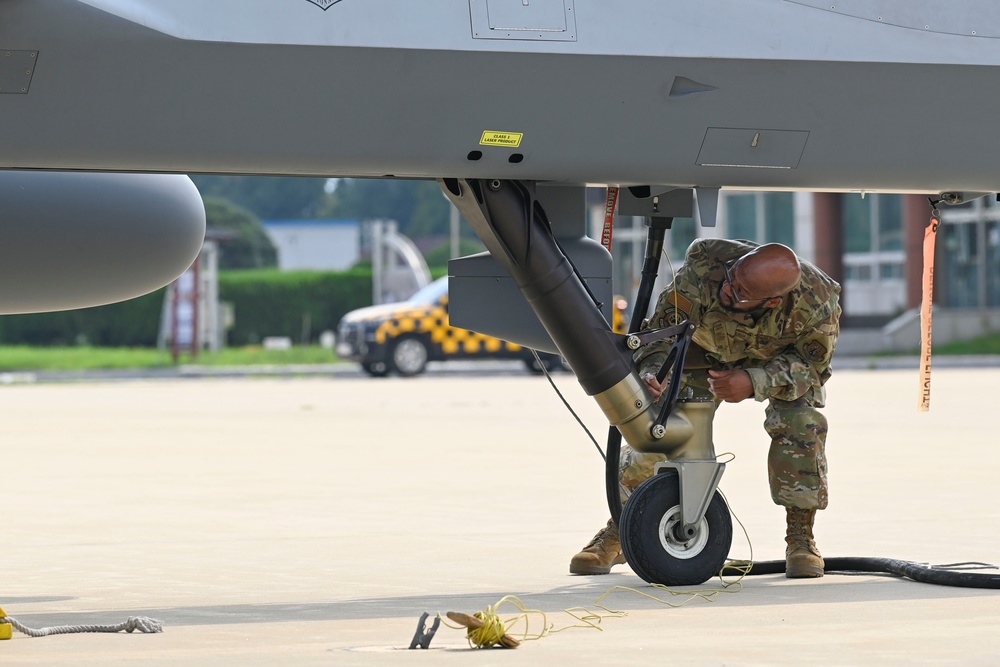 USMC refuels California Air Guard MQ-9 at Gwanju for the first time