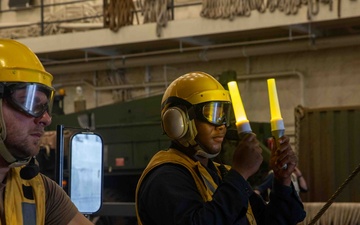 USS FORT LAUDERDALE BRINGS IN LCAC