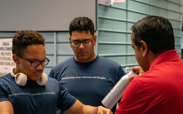 U.S. Army Soldiers take part in the USAA Salute to Service Boot Camp