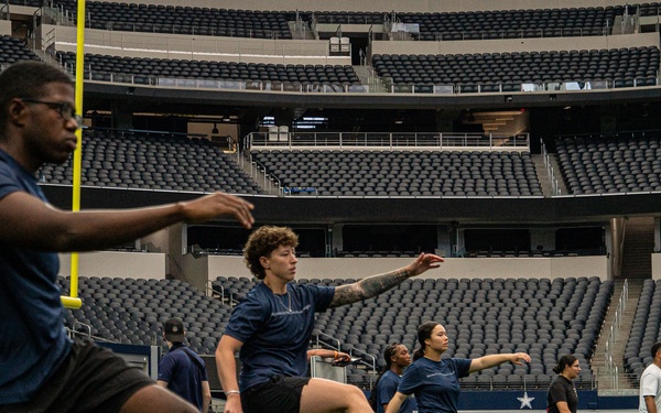 U.S. Army Soldiers take part in the USAA Salute to Service Boot Camp