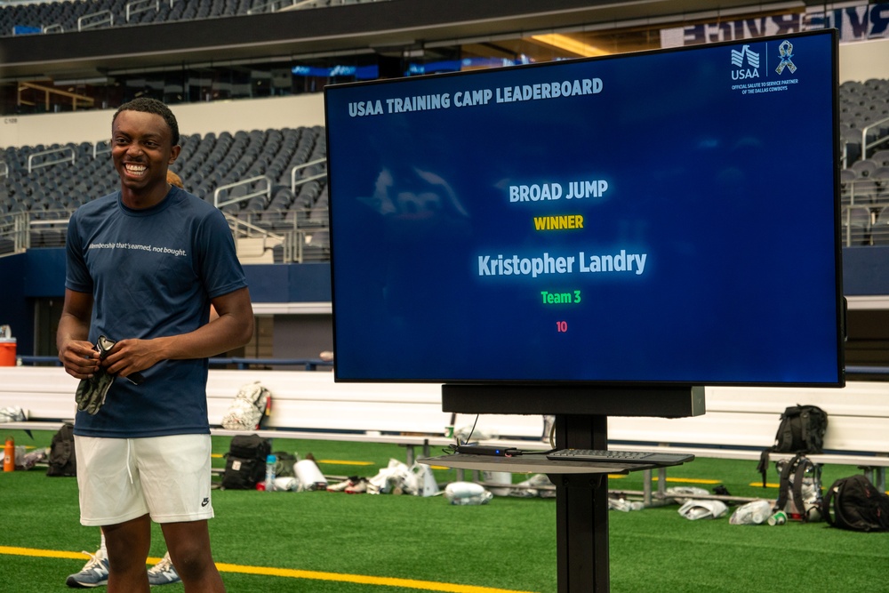 U.S. Army Soldiers take part in the USAA Salute to Service Boot Camp