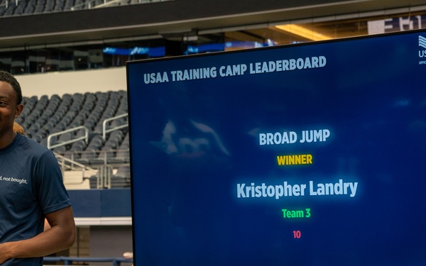 U.S. Army Soldiers take part in the USAA Salute to Service Boot Camp