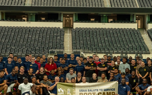 U.S. Army Soldiers take part in the USAA Salute to Service Boot Camp