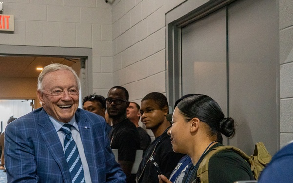U.S. Army Soldiers take part in the USAA Salute to Service Boot Camp