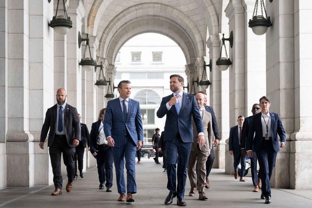 VP, SD, WH Dep. COS Meet with Troops at DC Union Station