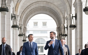 VP, SD, WH Dep. COS Meet with Troops at DC Union Station