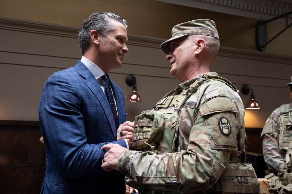 VP, SD, WH Dep. COS Meet with Troops at DC Union Station