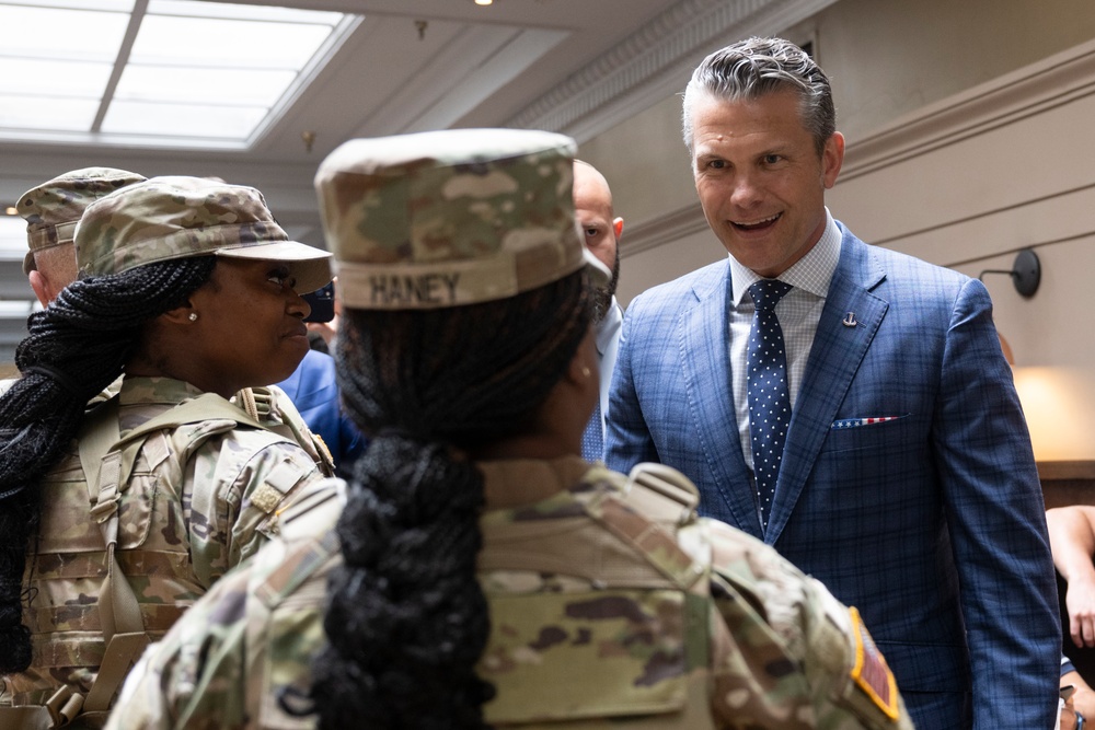 VP, SD, WH Dep. COS Meet with Troops at DC Union Station