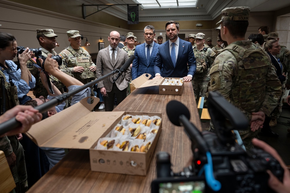 VP, SD, WH Dep. COS Meet with Troops at DC Union Station