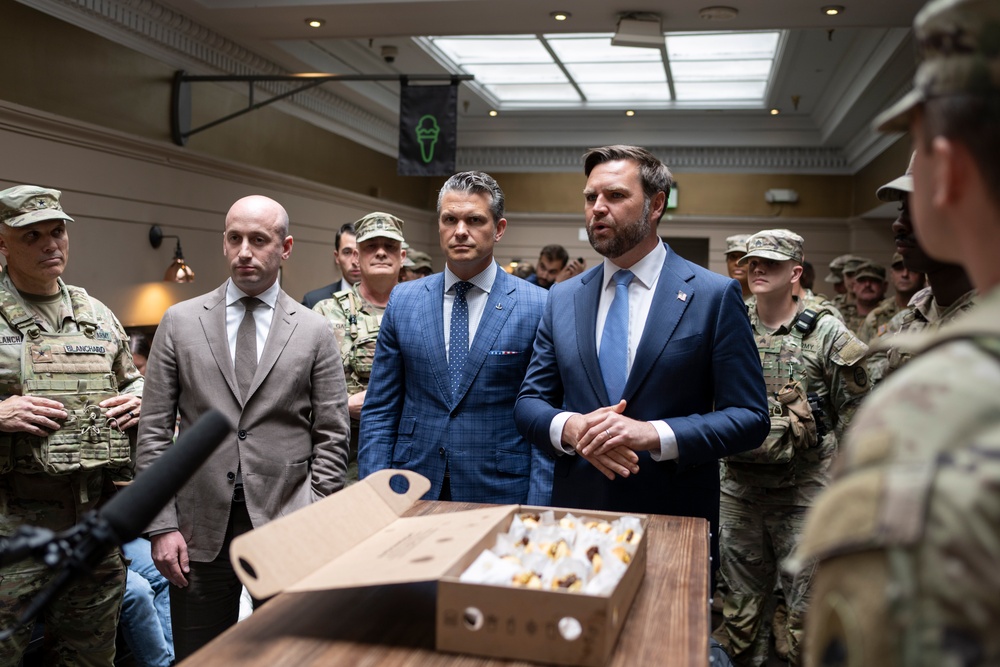 VP, SD, WH Dep. COS Meet with Troops at DC Union Station