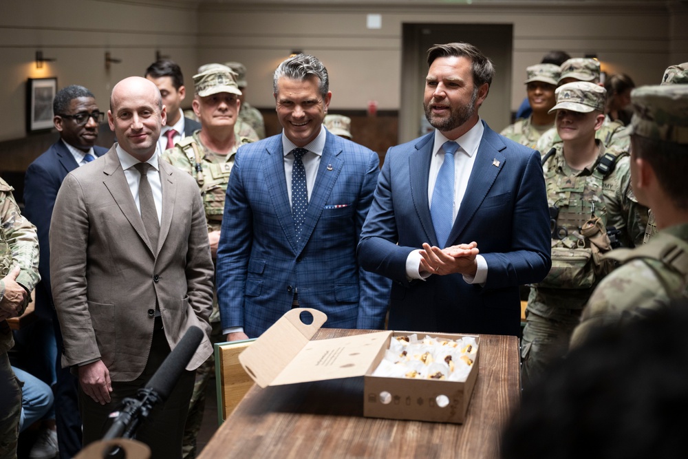 VP, SD, WH Dep. COS Meet with Troops at DC Union Station