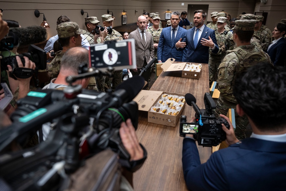 VP, SD, WH Dep. COS Meet with Troops at DC Union Station