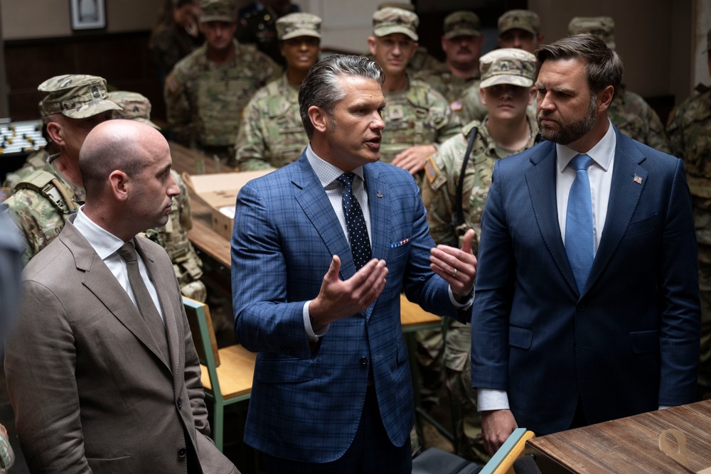 VP, SD, WH Dep. COS Meet with Troops at DC Union Station
