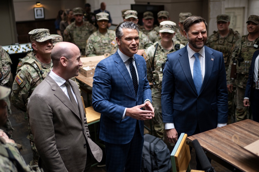 VP, SD, WH Dep. COS Meet with Troops at DC Union Station