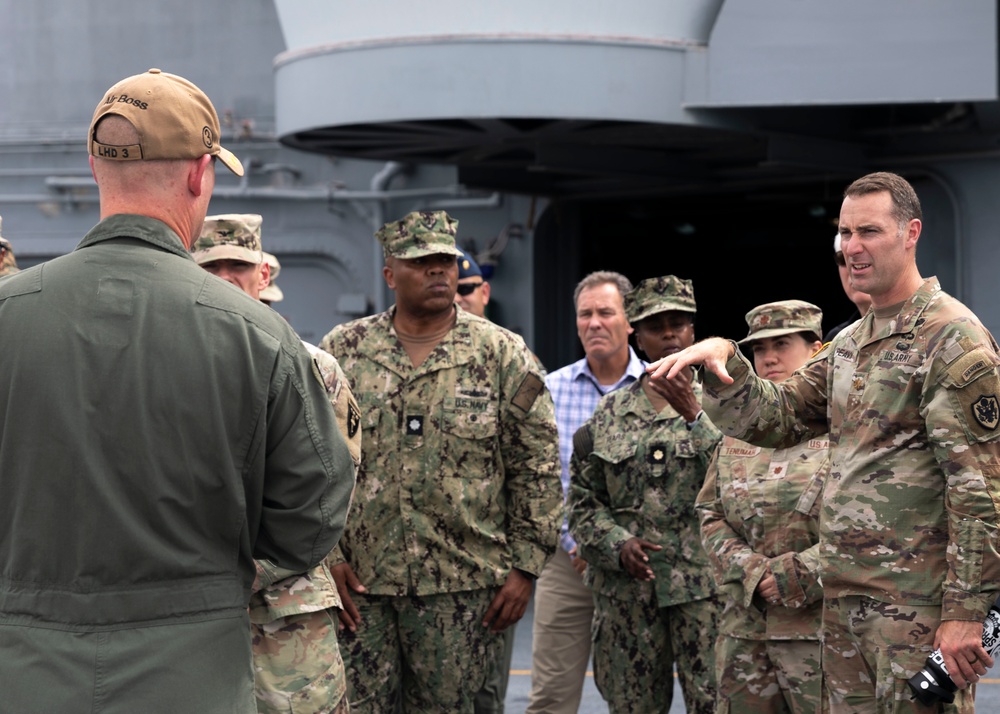 Joint &amp; Combined Warfighting School Students Tour USS Kearsarge
