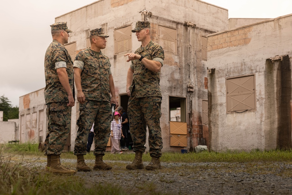 Senior Leadership tours Civil Affair Course 3-25