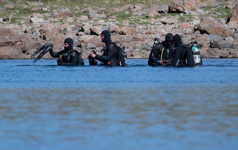 U.S. Navy EOD Mobile Unit 11 conducts diving operations during Arctic Edge 2025
