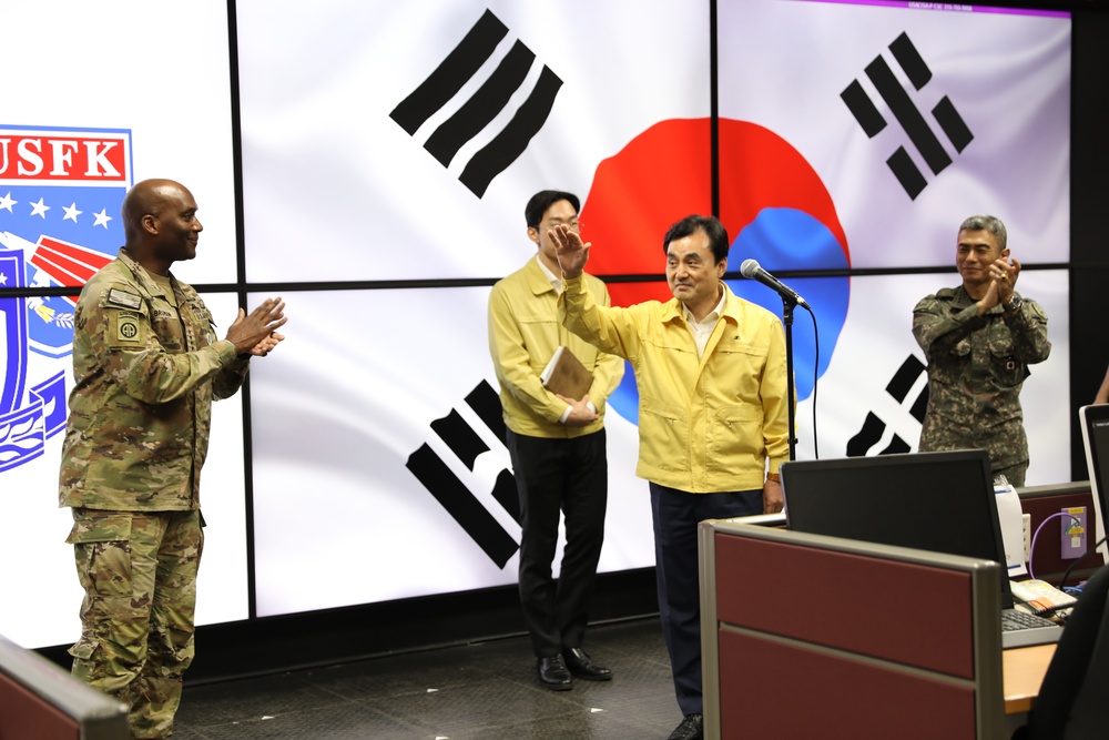 ROK MINDEF and Tri-Command Commander at CP Tango during UFS25