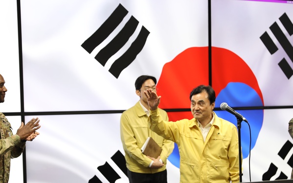 ROK MINDEF and Tri-Command Commander at CP Tango during UFS25