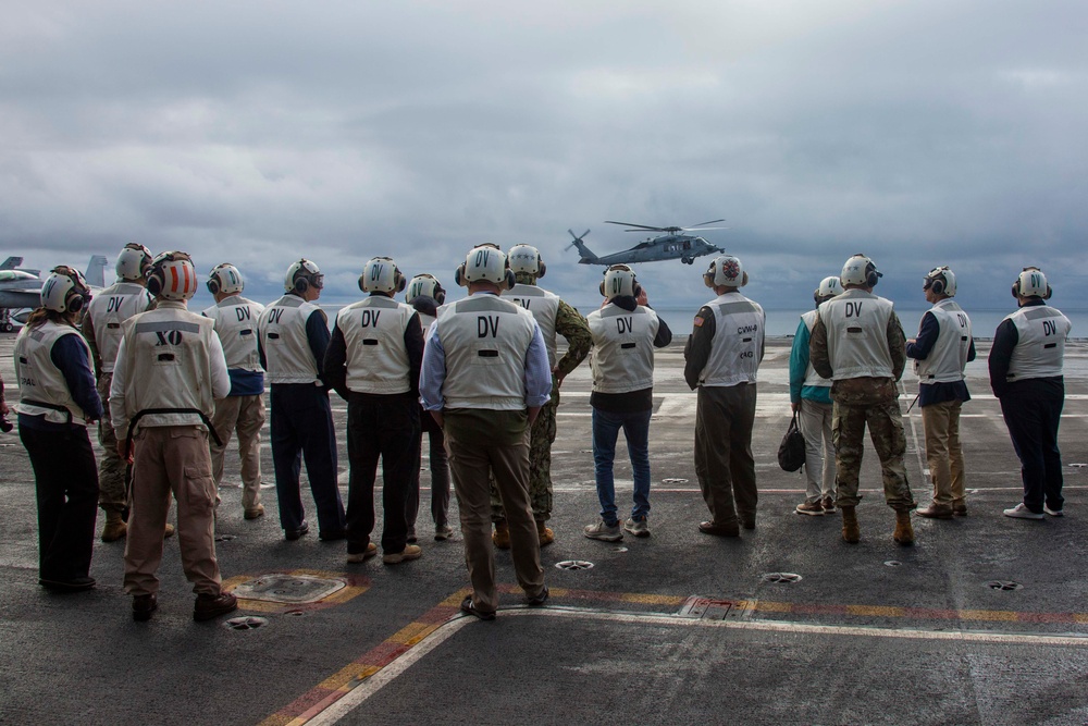 Abraham Lincoln hosts Vice Chairman of the Joint Chiefs of Staff; Commander, U.S. Alaskan Command and U.S. Senators
