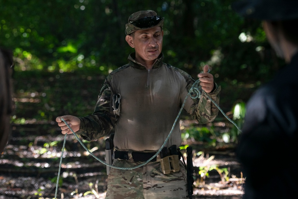 U.S. Marines and Panamanians conduct river crossing