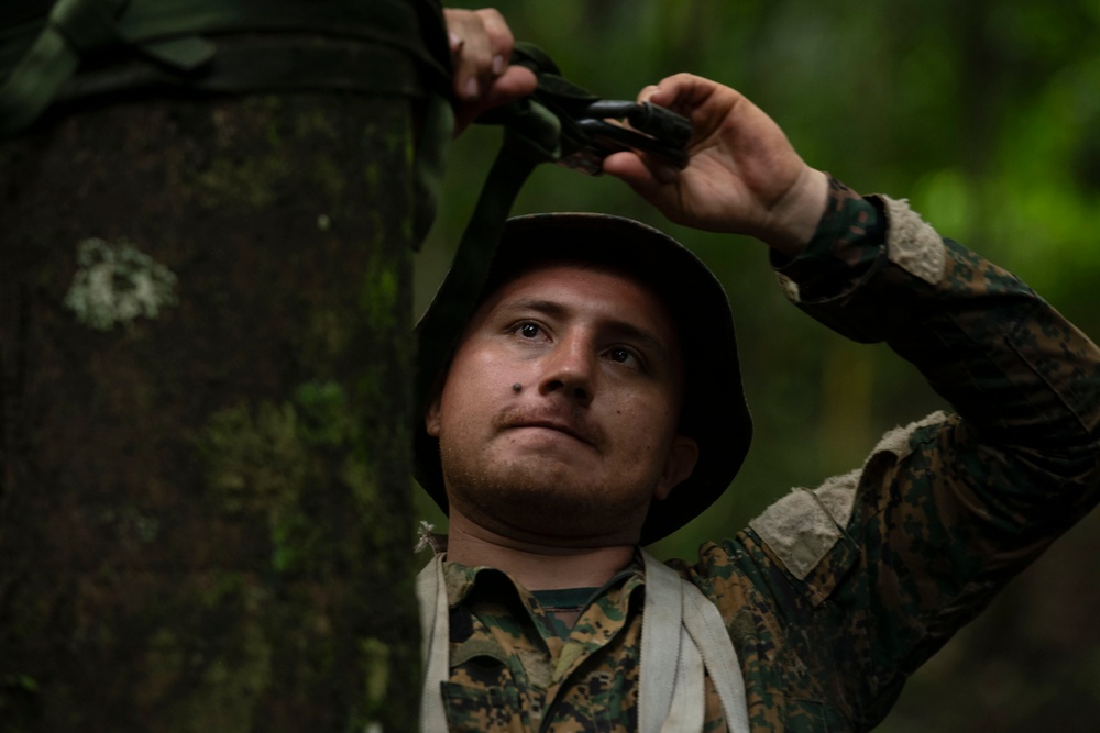 U.S. Marines and Panamanians conduct river crossing
