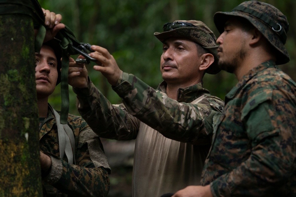 U.S. Marines and Panamanians conduct river crossing
