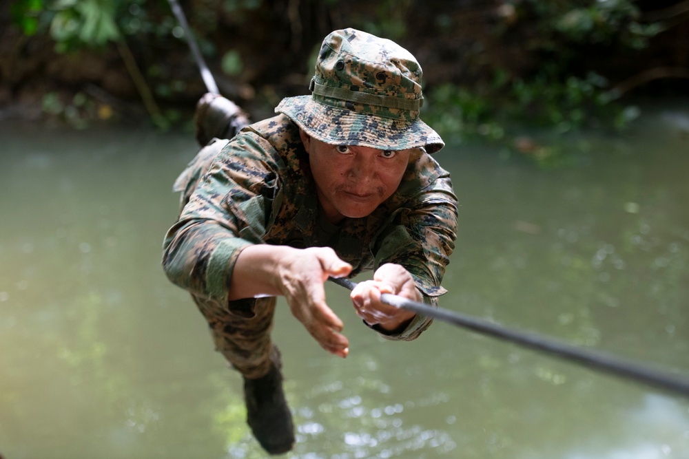 U.S. Marines and Panamanians conduct river crossing