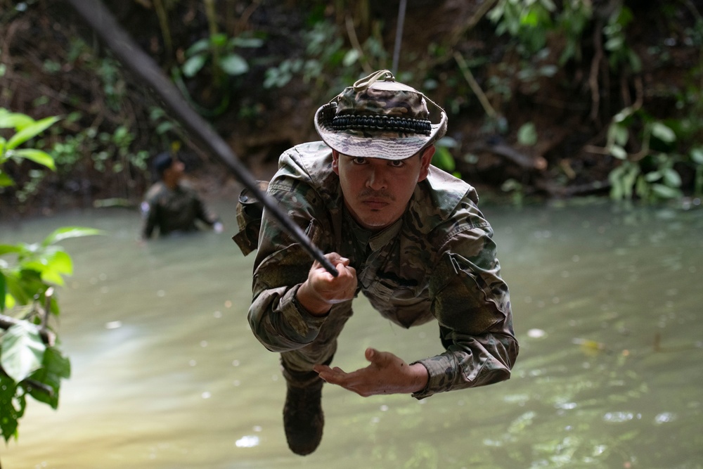 U.S. Marines and Panamanians conduct river crossing