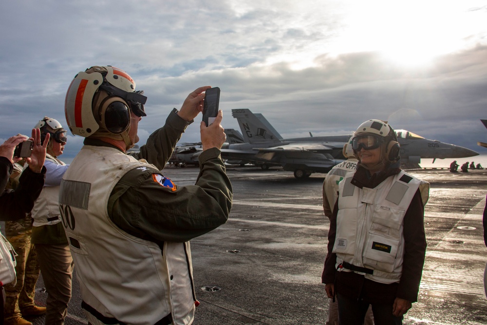 Abraham Lincoln hosts Vice Chairman of the Joint Chiefs of Staff; Commander, U.S. Alaskan Command and U.S. Senators