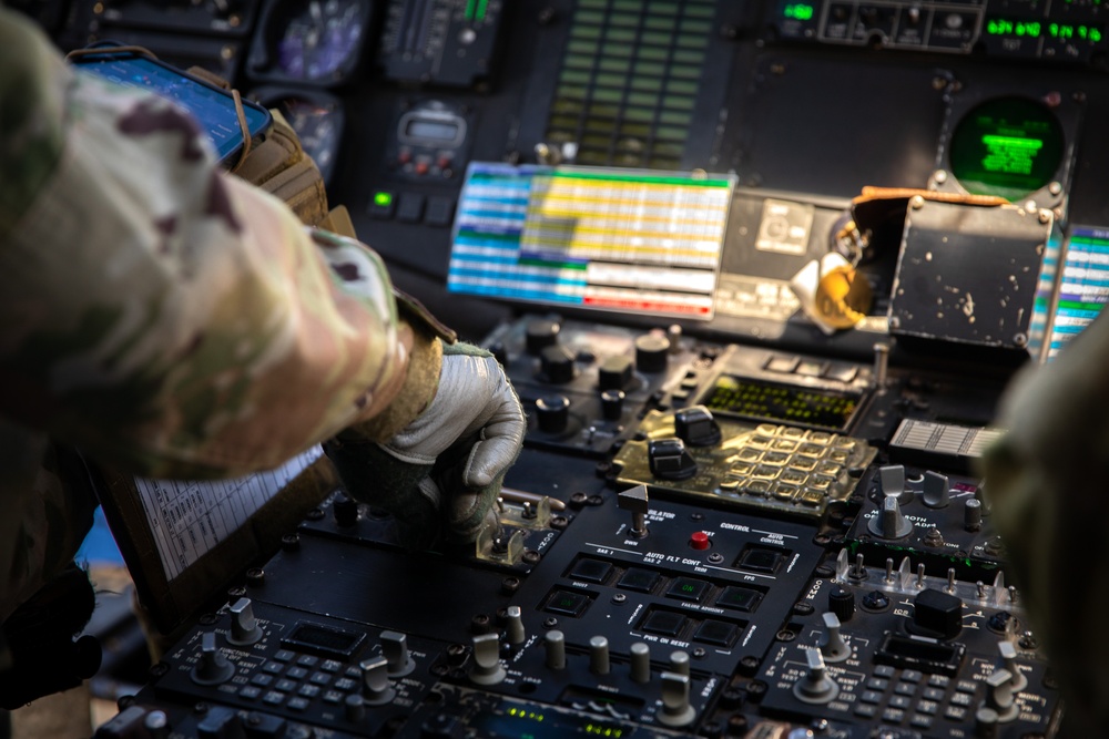 25th CAB Conducts Training Flight Over O'ahu