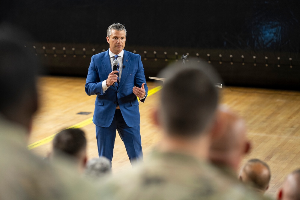 SD Meets with DC National Guard Troops at DC Armory