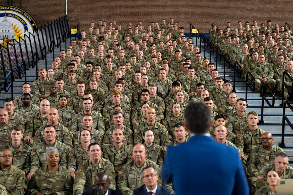 SD Meets with DC National Guard Troops at DC Armory
