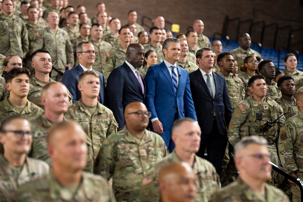 SD Meets with DC National Guard Troops at DC Armory