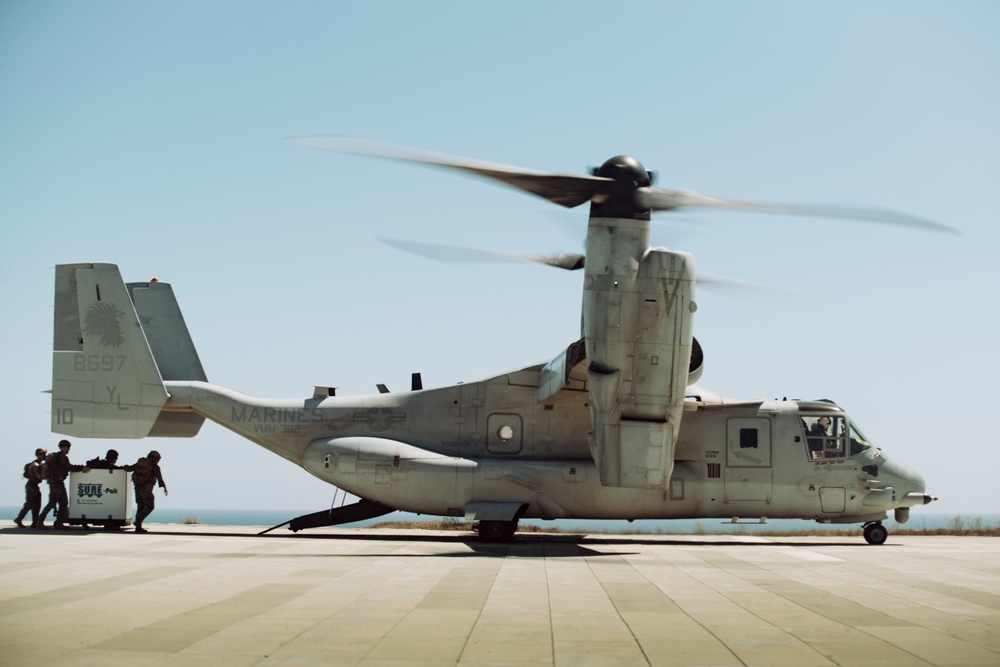 15th MEU Loads Humanitarian Aid at Staff Planning Exercise