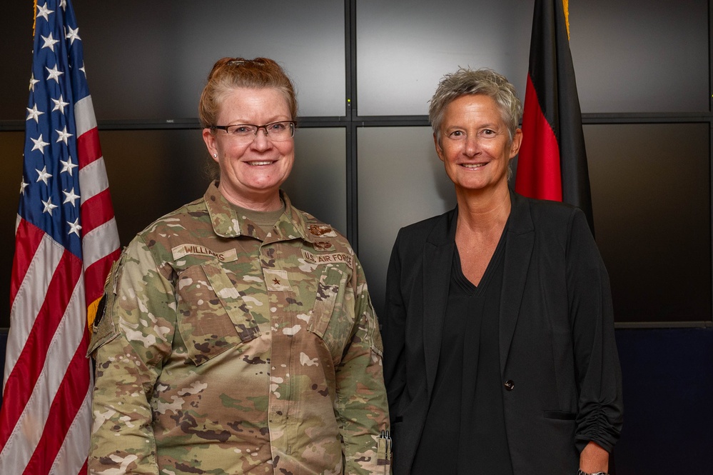 86 AW Leadership hosts Kaiserslautern Lord Mayor during initial base immersion