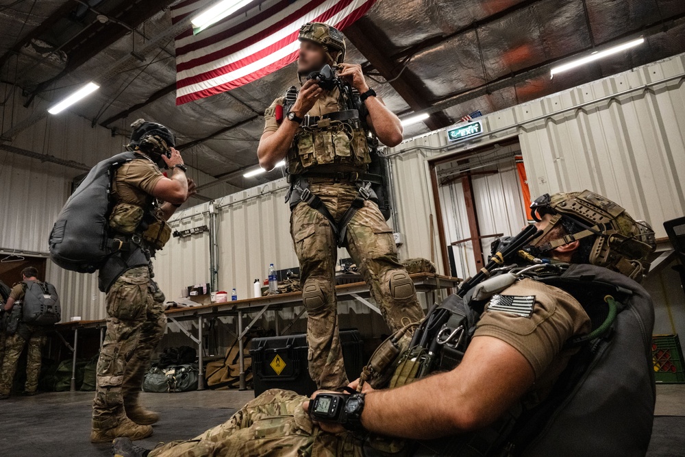 HALO jumps enhance joint operations between Airmen, Marines